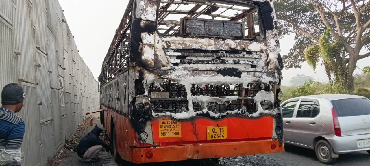 ಚಲಿಸುತ್ತಿದ್ದ ಕೆಎಸ್ ಆರ್ ಟಿಸಿ ಬಸ್ ನಲ್ಲಿ ಬೆಂಕಿ ಕಾಣಿಸಿಕೊಂಡು ಸಂಪೂರ್ಣ ಸುಟ್ಟು ಕರುಕಲಾದ ಘಟನೆ ನಂಜನಗೂಡಿನ ಹೊಸಹಳ್ಳಿ ಗ್ರಾಮದ ಗೇಟ್ ಬಳಿ ನಡೆದಿದೆ.